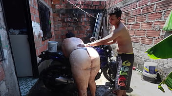 Mi vecino me ayuda a lavar la moto y esto paso todo se salio de control Mi vecino me ayuda a lavar la moto y esto paso todo se salio de control