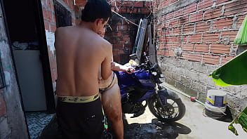 Mi vecino me ayuda a lavar la moto y esto paso todo se salio de control