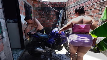 Mi vecino me ayuda a lavar la moto y esto paso todo se salio de control