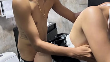 Llega a casa y mi padrastro me folla