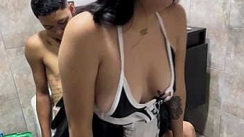 Llega a casa y mi padrastro me folla