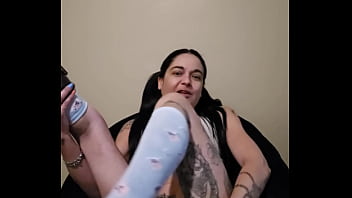 Petite emy angel se caresse