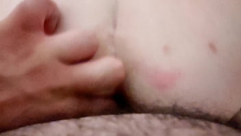 De gatinhas a explorar os buracos