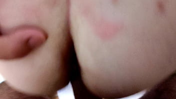 De gatinhas a explorar os buracos