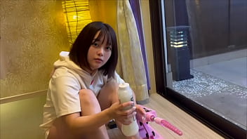 【ピストンオナニー】遠距離恋愛で彼氏とsexがないので我慢できずピストンオナニーで性欲を満たす女子大生。