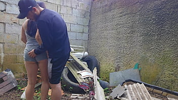 Meia prima disse que era só olhar mas olha o que virou " em um terreno baldio