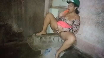 La jefa va a supervisar el trabajo y mientras llegan los trabajadores ella se masturba y termina rica