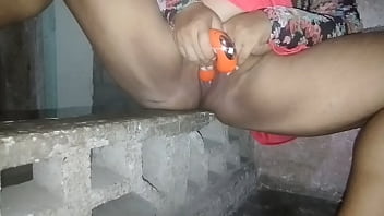 La jefa va a supervisar el trabajo y mientras llegan los trabajadores ella se masturba y termina rica