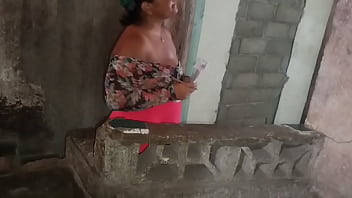 La jefa va a supervisar el trabajo y mientras llegan los trabajadores ella se masturba y termina rica