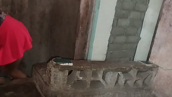 La jefa va a supervisar el trabajo y mientras llegan los trabajadores ella se masturba y termina rica