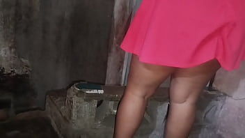 La jefa va a supervisar el trabajo y mientras llegan los trabajadores ella se masturba y termina rica