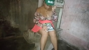 La jefa va a supervisar el trabajo y mientras llegan los trabajadores ella se masturba y termina rica