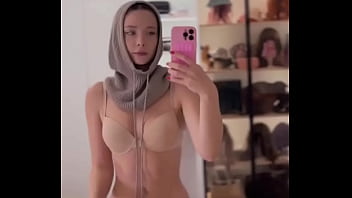 What Outfit Is Better To Wear To The Store For Bread thumbnail