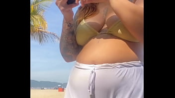 Nem percebi que esse shorts está marcando a minha xota Nem percebi que esse shorts está marcando a minha xota