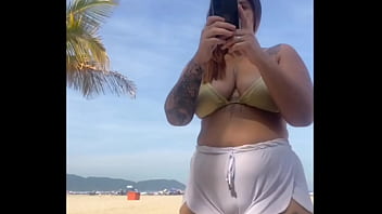 Nem percebi que esse shorts está marcando a minha xota