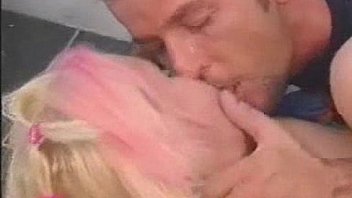 Rubia jovencita no se el nombre pero es un video retro de los 90