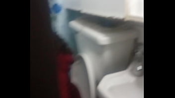 Claudia culona gigante meando en su casa