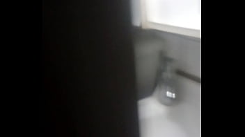 Claudia culona gigante meando en su casa