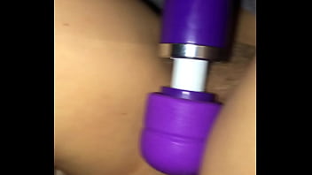 Pele branca levando socada forte