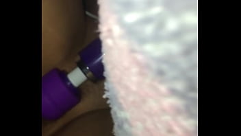 Pele branca levando socada forte