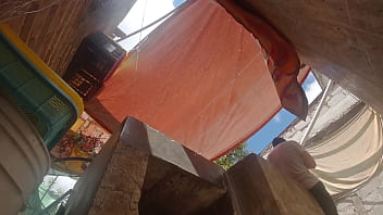 Campesina culona se pone a lavar su ropa mientras el cuñado le hace un upskirt