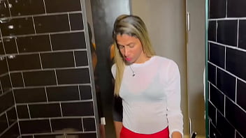 Minha esposa com amiga no banheiro da balada