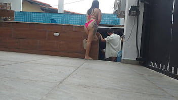 Morena casada esperou o marido sair de casa para dar a buceta para o piscineiro