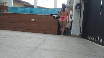 Morena casada esperou o marido sair de casa para dar a buceta para o piscineiro