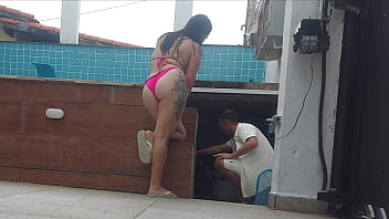 Morena casada esperou o marido sair de casa para dar a buceta para o piscineiro