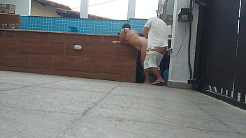 Morena casada esperou o marido sair de casa para dar a buceta para o piscineiro