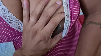 Adoro quando ela vem tirar leitinho quente da fonte no café da manhã