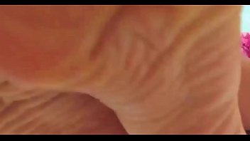 Красотка позирует на камеру