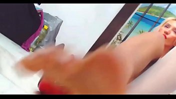 Красотка позирует на камеру