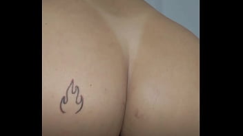 Soquei o consolo no cuzinho pra facilitar pro meu marido quando for me comer