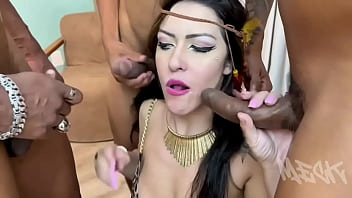 Safada da balada disse que não queria fica só com 1 ela queria matar a vontade de fica com 3 negros ao mesmo tempo olha a putaria que aprontamos com essa safada video completo no red