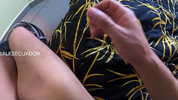 Lleno de saliva el pene de mi favorito