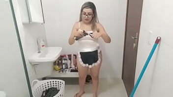 Gostosa faxineira que gosta de chupar