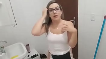 Gostosa faxineira que gosta de chupar