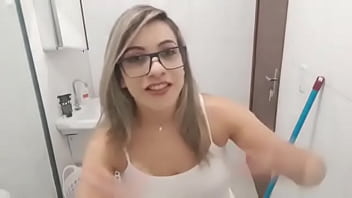 Gostosa faxineira que gosta de chupar