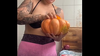 Estou fazendo janta pro amigo do meu marido ciente que eu serei a sobremesa dos dois hallowen
