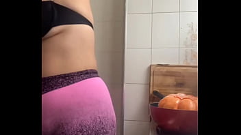 Estou fazendo janta pro amigo do meu marido ciente que eu serei a sobremesa dos dois hallowen