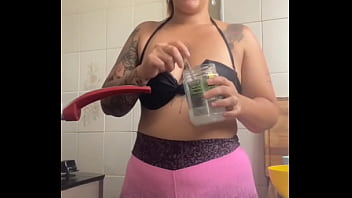 Estou fazendo janta pro amigo do meu marido ciente que eu serei a sobremesa dos dois hallowen