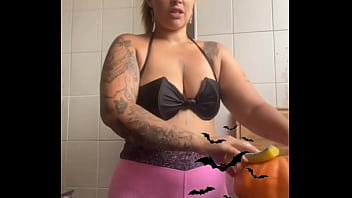 Estou fazendo janta pro amigo do meu marido ciente que eu serei a sobremesa dos dois hallowen