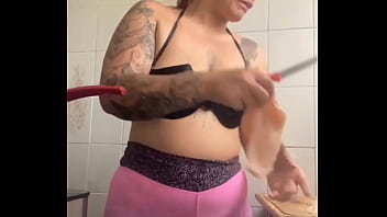 Estou fazendo janta pro amigo do meu marido ciente que eu serei a sobremesa dos dois hallowen