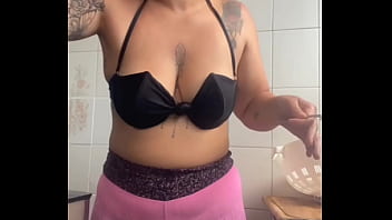 Estou fazendo janta pro amigo do meu marido ciente que eu serei a sobremesa dos dois hallowen