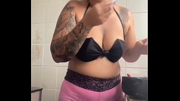 Estou fazendo janta pro amigo do meu marido ciente que eu serei a sobremesa dos dois hallowen