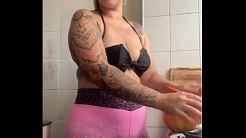 Estou fazendo janta pro amigo do meu marido ciente que eu serei a sobremesa dos dois hallowen