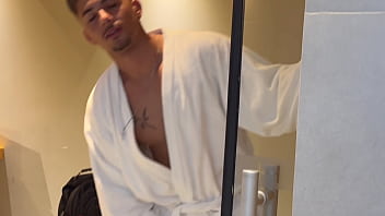 O corno saio e eu fui aproveita a safada mas ela não sabia que eu gostava de ser corno