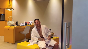 O corno saio e eu fui aproveita a safada mas ela não sabia que eu gostava de ser corno