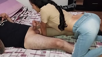 Chica cachonda que conoci en tinder me da una mamada y se traga mi leche